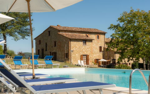 Villa Lugnano: Himmel, Ejendom, Vand, Plante, Bygning, Svømmepøl, Azure, Skygge, Træ, Udendørs Møbler