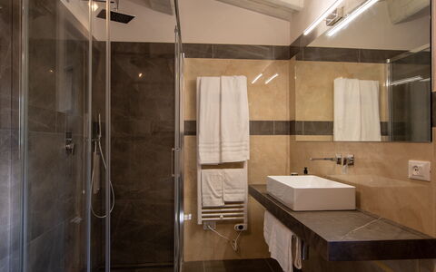 Villa Lucarella: Indretning, Gulvbelægning, Etage, Badeværelse, Sanitærarmatur, Værelse, Møbel, Belysning, Loft, Håndvask