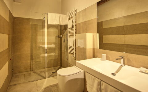 Palazzo Bello: Ejendom, Tap, Håndvask, Sanitærarmatur, Bygning, Badeværelse, Indretning, Hus, Træ, Gulvbelægning