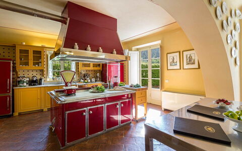 Villa Vaccoli: Cabinetry, Møbel, Plante, Countertop, Bord, Stueplante, Bygning, Køkken, Indretning, Træ