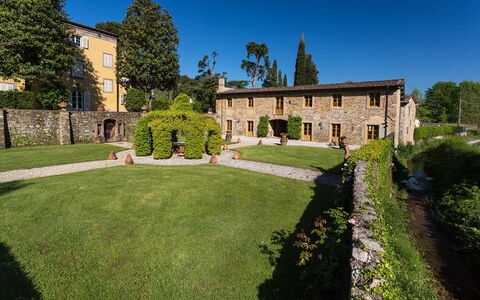 Villa Vaccoli: Plante, Himmel, Ejendom, Træ, Bygning, Land Lot, Vindue, Græs, Landskab, Hæk