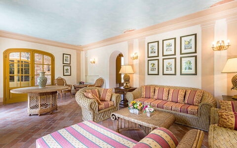 Villa Vaccoli: Bord, Billedramme, Møbel, Ejendom, Couch, Bygning, Træ, Indretning, Dekoration, Stue