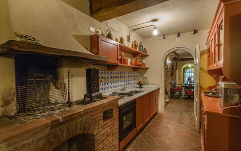 Villa Vorno: Countertop, Cabinetry, Ejendom, Køkken, Køkken Apparat, Bygning, Træ, Husholdningsapparat, Komfur, Indretning