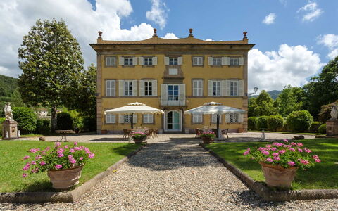 Villa Vorno: Sky, Plante, Himmel, Blomst, Bygning, Ejendom, Natur, Vindue, Træ, Botanik