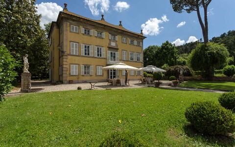 Villa Vorno: Sky, Plante, Bygning, Himmel, Vindue, Træ, Naturlige Landskab, Land Lot, Hus, Græs