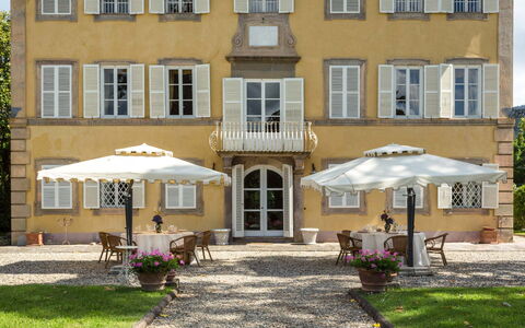 Villa Vorno: Plante, Bygning, Vindue, Møbel, Paraply, Stol, Blomsterkrukke, Skygge, Telt, Dør