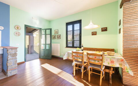 Villa Rosata: Møbel, Bord, Træ, Indretning, Arkitektur, Gulvbelægning, Etage, Bejdse, Stue, Bygning