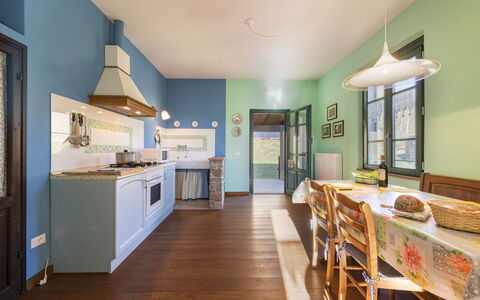 Villa Rosata: Cabinetry, Møbel, Countertop, Ejendom, Køkken, Køkken Apparat, Træ, Belysning, Indretning, Arkitektur