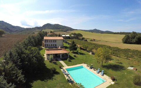 Villa Le Selvole: Himmel, Sky, Vand, Bygning, Plante, Bjerg, Træ, Land Lot, Svømmepøl, Græs