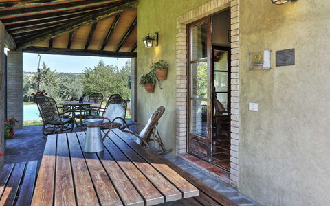 Villa Le Selvole: Ejendom, Stol, Plante, Azure, Træ, Veranda, Indretning, Blomsterkrukke, Bygning, Sommerhus