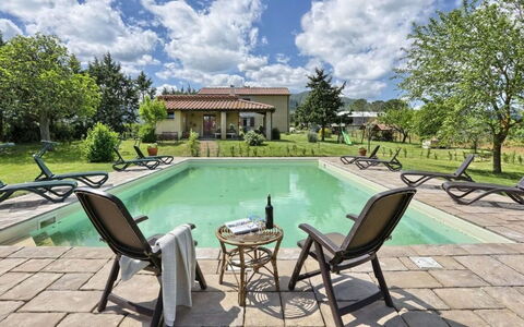 Villa Le Selvole: Vand, Himmel, Sky, Ejendom, Plante, Møbel, Svømmepøl, Bygning, Stol, Træ