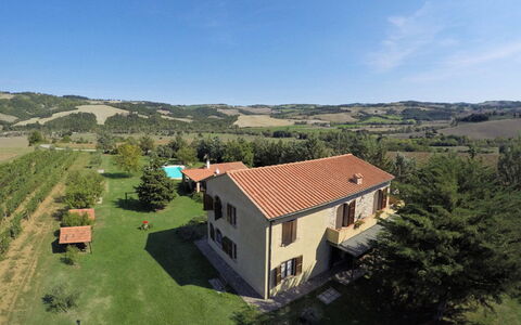 Villa Le Selvole: Himmel, Bygning, Sky, Ejendom, Vindue, Økoregion, Plante, Natur, Træ, Naturligt Miljø