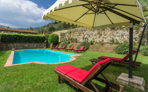 Villa Cantignano: Plante, Bygning, Paraply, Vand, Sky, Natur, Træ, Skygge, Udendørs Møbler, Svømmepøl