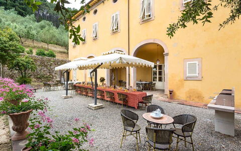 Villa Cantignano: Plante, Bygning, Blomst, Vindue, Blomsterkrukke, Træ, Bord, Udendørs Møbler, Vejbelægning, Arkitektur