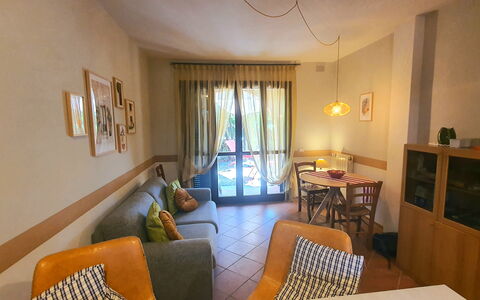 Bianca: Bord, Ejendom, Møbel, Couch, Stol, Træ, Stue, Indretning, Billedramme, Gulvbelægning