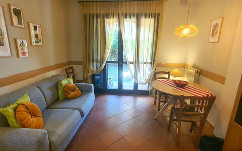 Bianca: Bord, Møbel, Ejendom, Couch, Azure, Komfort, Textile, Lampe, Gardin, Indretning