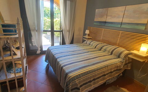 Bianca: Møbel, Komfort, Vindue, Azure, Træ, Textile, Skygge, Indretning, Etage, Bygning