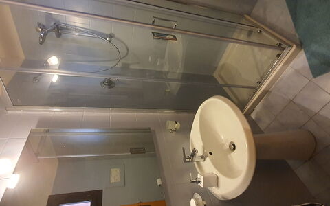 Bianca: Håndvask, Tap, Badeværelse, Sanitærarmatur, Badeværelsesvask, Træ, Toilet, Bruser, Toiletbræt, Etage