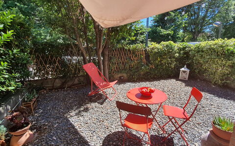 Bianca: Plante, Møbel, Bord, Ejendom, Stol, Blad, Udendørs Bord, Botanik, Bygning, Udendørs Møbler