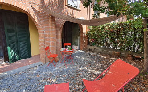 Bianca: Ejendom, Møbel, Blad, Bygning, Dør, Plante, Skygge, Vejbelægning, Træ, Udendørs Møbler