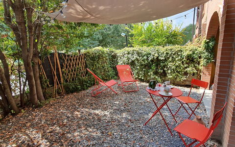 Bianca: Plante, Ejendom, Møbel, Bord, Skygge, Stol, Udendørs Møbler, Træ, Udendørs Bord, Græs