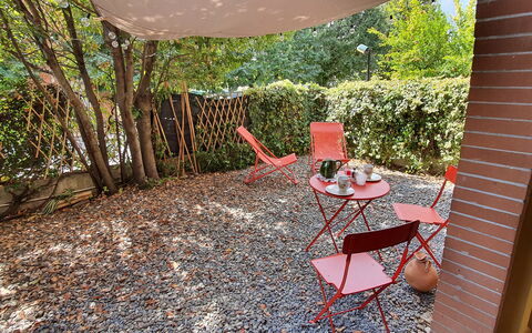 Bianca: Plante, Møbel, Bord, Stol, Udendørs Bord, Udendørs Møbler, Træ, Træ, Skygge, Græs