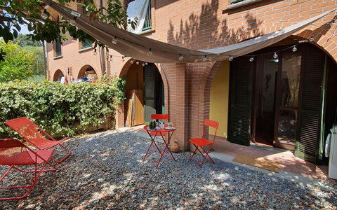 Bianca: Plante, Bygning, Skygge, Træ, Sommerhus, Stol, Boligområde, Kvarter, Træ, Landskab