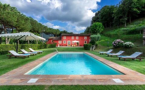 Villa Guamo: Vand, Sky, Plante, Himmel, Ejendom, Svømmepøl, Bygning, Natur, Azure, Botanik