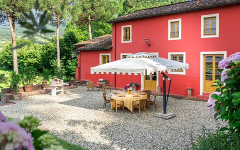 Villa Guamo: Plante, Bygning, Møbel, Vindue, Bord, Stol, Hus, Paraply, Udendørs Møbler, Træ