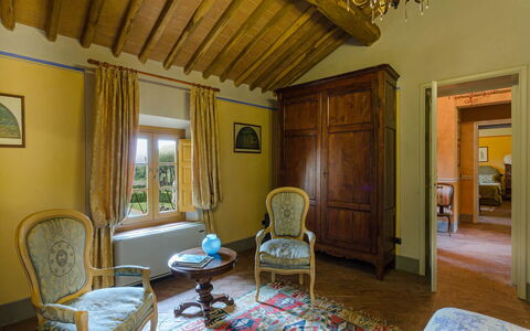 Villa Guamo: Billedramme, Bygning, Møbel, Ejendom, Bord, Stol, Træ, Indretning, Stue, Arkitektur