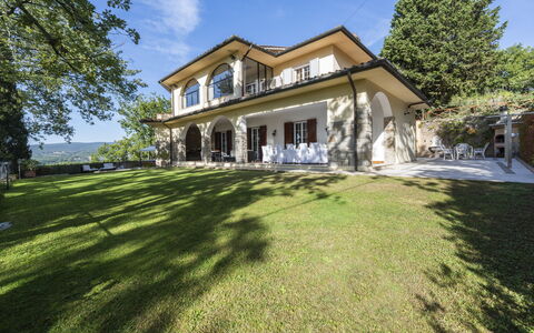 Villa Monteresi: Plante, Himmel, Bygning, Træ, Vindue, Land Lot, Sommerhus, Græs, Sky, Boligområde