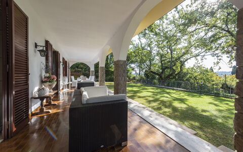 Villa Monteresi: Plante, Arkitektur, Skygge, Træ, Etage, Gulvbelægning, Træ, Boligområde, Græs, Ejerlejlighed