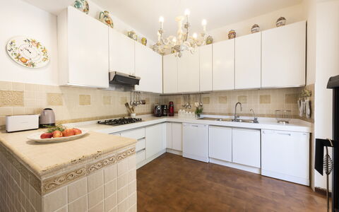 Villa Monteresi: Cabinetry, Countertop, Ejendom, Håndvask, Køkken, Træ, Komfur, Belysning, Indretning, Gulvbelægning