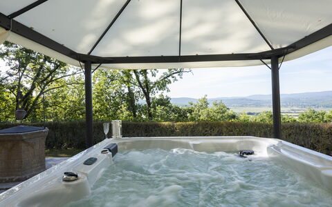 Villa Monteresi: Vand, Ejendom, Plante, Bygning, Himmel, Skygge, Badekar, Svømmepøl, Arkitektur, Indretning