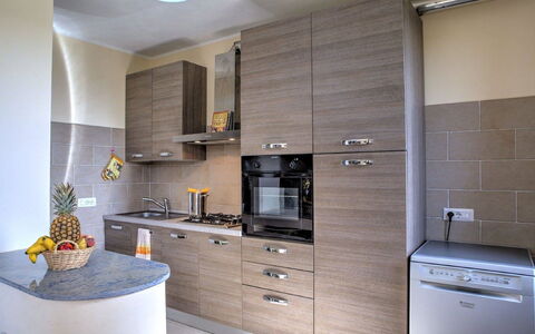 Villa Montone: Cabinetry, Countertop, Bygning, Møbel, Ejendom, Komfur, Køkken, Køkken Apparat, Skuffe, Indretning