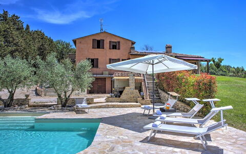 Villa Montone: Plante, Vand, Himmel, Bygning, Ejendom, Azure, Svømmepøl, Udendørs Møbler, Træ, Sky