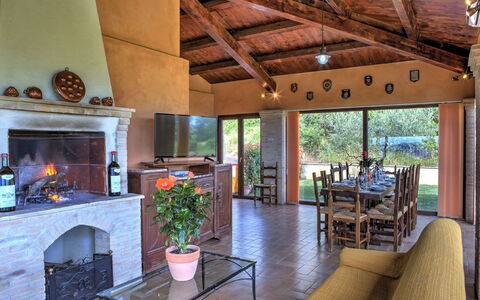 Villa Montone: Ejendom, Bord, Plante, Træ, Indretning, Arkitektur, Stue, Stueplante, Etage, Stol