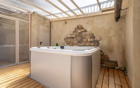 Villa Montone: Badekar, Gulvbelægning, Sanitærarmatur, Etage, Badeværelse, Jacuzzi, Vvs, Flise, Hotel