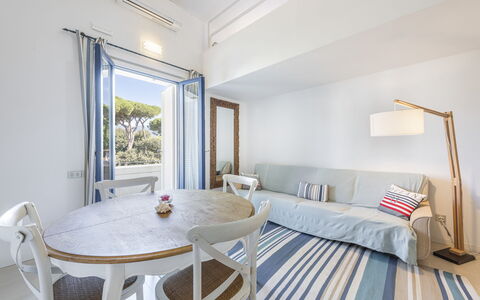 Residenza Morin: Møbel, Bord, Ejendom, Azure, Bygning, Vindue, Træ, Textile, Stol