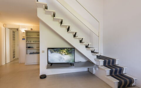 Residenza Morin: Møbel, Træ, Bygning, Reoler, Hylde, Stue, Gulvbelægning, Etage, Hårdttræ, Hus