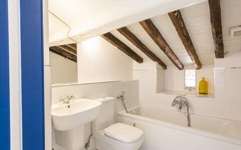 Residenza Morin: Tap, Ejendom, Sanitærarmatur, Håndvask, Hvid, Badeværelsesvask, Spejl, Badekar, Badeværelse, Bygning