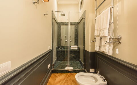 Villa Agnola: Spejl, Sanitærarmatur, Ejendom, Tap, Håndvask, Badeværelse, Bygning, Indretning, Badeværelsesvask