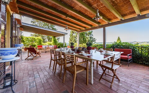 Villa Agnola: Plante, Møbel, Ejendom, Bord, Stol, Skygge, Træ, Udendørs Møbler, Blomsterkrukke, Fritid