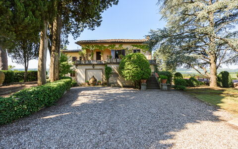 Villa Agnola: Plante, Himmel, Bygning, Vejbelægning, Træ, Hus, Land Lot, Asfalt, Græs, Landskab