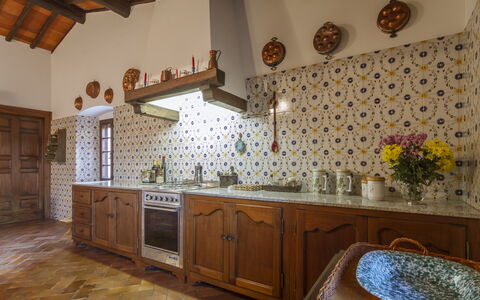 Villa Di Gaiole: Cabinetry, Countertop, Ejendom, Møbel, Håndvask, Tap, Bygning, Badeværelsesskab, Køkken, Træ