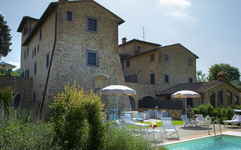 Villa Pianora: Plante, Himmel, Vand, Bygning, Svømmepøl, Sky, Vindue, Træ, Paraply, Hus