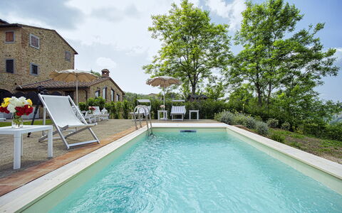 Villa Pianora: Vand, Plante, Sky, Himmel, Ejendom, Svømmepøl, Bygning, Stol, Azure, Træ