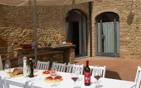 Villa Pianora: Bord, Mad, Bordservice, Flaske, Møbel, Vindue, Indretning, Plade, Dug, Drinkware