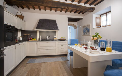 Villa Pianora: Cabinetry, Countertop, Møbel, Ejendom, Køkken, Træ, Komfur, Indretning, Arkitektur, Bygning