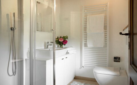 Villa Pianora: Spejl, Ejendom, Sanitærarmatur, Badeværelse, Håndvask, Tap, Indretning, Bygning, Purple